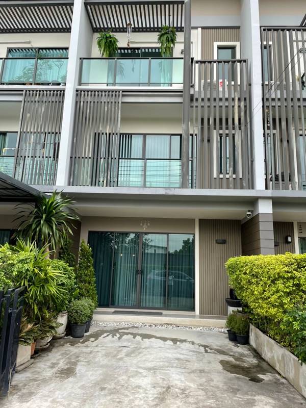 ขายทาวน์โฮม 3 ชั้น พร้อมเฟอร์นิเจอร์ โครงการของแสนสิริ จำกัด (มหาชน) ใกล้เซ็นทรัลเวสเกต